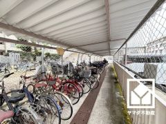 屋根付き駐輪場なので、雨や風、直射日光から自転車を守ることができます。
