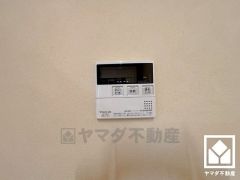 ボタン1つで自動でお湯張りができるオートバス機能付き。追い炊き機能もございますので、いつでも温かいお風呂に入ることができます。