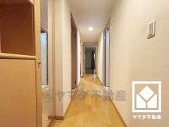 玄関はお出かけの前のチェックにも便利な鏡付きです。ご成約でヤマダポイントプレゼント中です。お問合せお待ちしております。