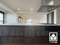 家族のごはん作りがはかどる、同時調理が可能な3口コンロ付きキッチン。毎日の家事の負担を軽減でき、水道代の節約にもなる食器洗乾燥機もございます。