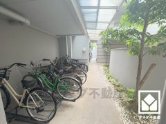 屋根付き駐輪場なので、雨や風、直射日光から自転車を守ることができます。