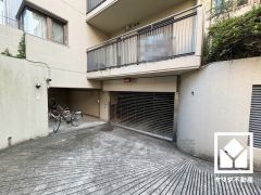 敷地内にリングシャッター付きの屋内駐車場を完備。重い荷物や雨の日の移動もスムーズで、快適なカーライフを実現。空き状況はお問い合わせください。