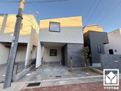 キッチン収納の多さもお料理を楽にしてくれるポイント。備え付けのカップボードがあり、スッキリとした空間が保てます。