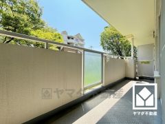 南西向きバルコニーで陽当たり、風通し良好。広々としているため、お洗濯物をたっぷりと干す事ができます。