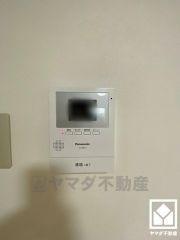 突然の来訪時でも安心なモニター付きインターホンを完備。お留守番中のお子様でも簡単に来訪者の確認ができます。