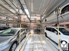 駐車場は機械式のため車種に制限がございます。機械式1：全長5300mm、全幅1950mm、全高1550mm～2100mm。機械式2：全長5050mm、全幅1850mm、全高1550mm～2100mm。