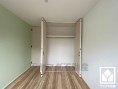 お洋服はもちろん、スーツケースなどの大物もしっかり収納できます。