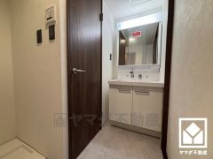 収納付きでスッキリお使い頂ける3面鏡の洗面台です。洗面ボウルが広めなので、忙しい朝でも身支度がしやすく時短になります。