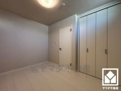 約5.33帖の3階洋室です。大きなクローゼット付きのお部屋で整理整頓しやすいです。