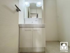 収納付きでスッキリお使い頂ける3面鏡の洗面台です。洗面ボウルが広めなので、忙しい朝でも身支度がしやすく時短になります。