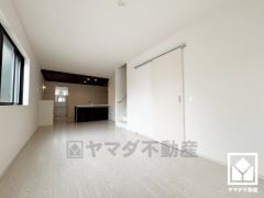 広々17.4帖のLDKが魅力。家族全員がリラックスできる、ゆったりとした快適リビングで温かい団らんの時間を。