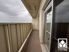 南東向きバルコニーで陽当たり、風通し良好。広々としているため、お洗濯物をたっぷりと干す事ができます。