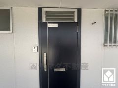 突然の来訪時でも安心なモニター付きインターホンを完備。お留守番中のお子様でも簡単に来訪者の確認ができます。