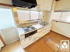 間取り図では東側にキッチンが設置されていますが、現地は北側出窓部分にキッチンが設置されています。キッチン横には勝手口があり、換気やゴミ出しなどに便利です。昼間は手元が明るく、お料理がはかどります。