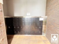 宅配ボックスも完備しています。留守でも安心、荷物の受け取りをスムーズに。