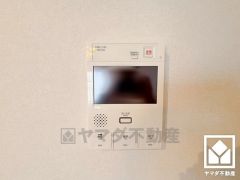 突然の来訪時でも安心なモニター付き。お留守番中のお子様でも簡単に来訪者の確認ができます。