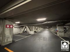 分譲駐車場権利付き（月額3400円）。重い荷物や雨の日の移動もスムーズで、快適なカーライフを実現。来客用駐車場もございます。ご友人やお客様も訪れやすい環境です。