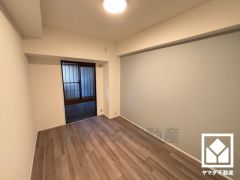 柔らかな光が差し込む洋室、快適で落ち着いた住まい