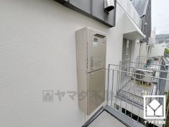 写真の給湯器を含め、2023年12月住友不動産の「新築そっくりさん」でフルリフォーム済の大変綺麗なお部屋。即ご入居いただけます。