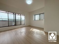 約7.5帖の3階南側洋室です。バルコニーにつながるお部屋で、通風・陽当たり良好。