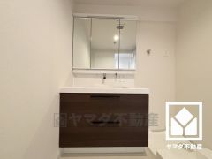 収納付きでスッキリお使い頂ける3面鏡の洗面台です。洗面ボウルが広めなので、忙しい朝でも身支度がしやすく時短になります。