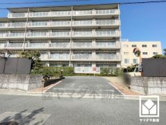 陽光に映える美しい外観。街並みに馴染みながらも、ひときわ目を引く存在感。