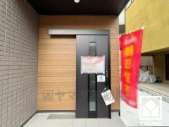 シンプルで洗練された玄関デザイン。帰るたびにホッとできる、心地よい住まいの入り口。