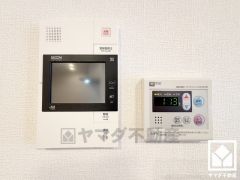 突然の来訪時でも安心なモニター付きインターホンを完備。お留守番中のお子様でも簡単に来訪者の確認ができます。