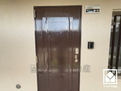 シンプルで洗練された玄関デザイン。帰るたびにホッとできる、心地よい住まいの入り口。