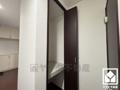 1階ホールやリビングにも収納スペースがあり、住空間を広々お使いいただけます。