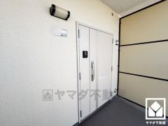 玄関は親子ドアで大きく開くため、ベビーカーでの出入りも楽々です。