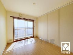 リビングとも隣接する引き戸のお部屋で、それぞれ一体利用が可能となっております。バルコニーにつながるお部屋で、通風・陽当たりも良好です。