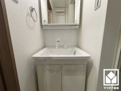 収納付きでスッキリお使い頂ける3面鏡の洗面台です。洗面ボウルが広めなので、忙しい朝でも身支度がしやすく時短になります。