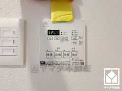 浴室暖房乾燥機付き。真冬の寒い浴室を暖かく、また雨の日の洗濯物の乾燥にと多用途に活躍する機能です。