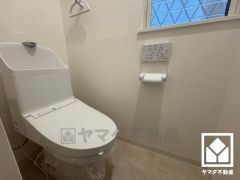 清潔感溢れるトイレです。小窓が付いているので日中は明るく、居心地の良いプライベートスペースです。