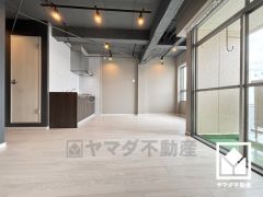 使いやすさとデザイン性を両立。インパクトのある配線ダウンライトとスタイリッシュなモノトーンテイストが魅力のリビングです。