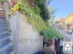 高台につき水害の影響を受けにくく、陽当たり・眺望・風通しの良い立地です。