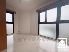 約6.6帖の西側洋室です。大きな窓からは明るい光が降り注ぎます。柔らかな光が差し込むお部屋で、快適で落ち着いた生活をお送りいただけます。