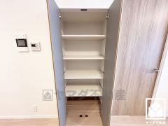 リビングにも収納スペースがあり、住空間を広々お使いいただけます。日用品のストックなどもすっきり片付きます。