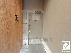 明るいトーンの玄関で毎日を爽やかにスタート。清潔感あふれる空間が、訪れる人々を温かく迎えます。