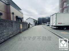 「ファミリーマート甲陽園駅前」まで徒歩4分、「阪急オアシス甲陽園店」まで徒歩6分など、お買い物施設が徒歩圏内に複数あり便利な住環境です。