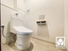 明るく清潔感溢れるトイレです。2連トイレットペーパーホルダーなのでお取替えの手間が軽減できます。温水洗浄便座付きで、季節を問わずいつでも温かい便座をお使いいただけます。