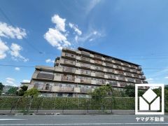 陽光に映える美しい外観。街並みに馴染みながらも、ひときわ目を引く存在感。