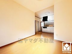 心地よい空間が広がるリビングで、家族みんなが快適に過ごせる時間を提供。