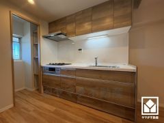 キッチンは空間を有効活用できる壁付けタイプ。換気効率が高くお手入れもしやすいスリム型のレンジフードを完備。スッキリとしたスタイリッシュなデザインも魅力の一つです。