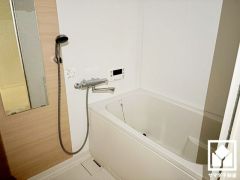 1日の疲れを癒す浴室でゆったりリフレッシュ。ナチュラルな木目調のアクセントパネルは落ち着いた雰囲気を演出してくれます。
