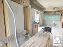 広々15.5帖のLDKが魅力。家族全員がリラックスできる、ゆったりとした快適リビングで温かい団らんの時間を。（2025年9月末頃リフォーム完了予定）