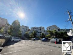 敷地内に駐車場を完備。重い荷物や雨の日の移動もスムーズで、快適なカーライフを実現。空き状況はお問い合わせください。