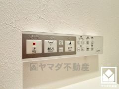 明るく清潔感溢れるトイレです。温水洗浄便座付きで、季節を問わずいつでも温かい便座をお使いいただけます。