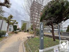 遊具の設置された敷地内公園がございます。敷地東側・道路を挟んで北側にもゆったりとした広場などが整備された「高畑公園」があり、子育て世帯の方にもお勧めです。